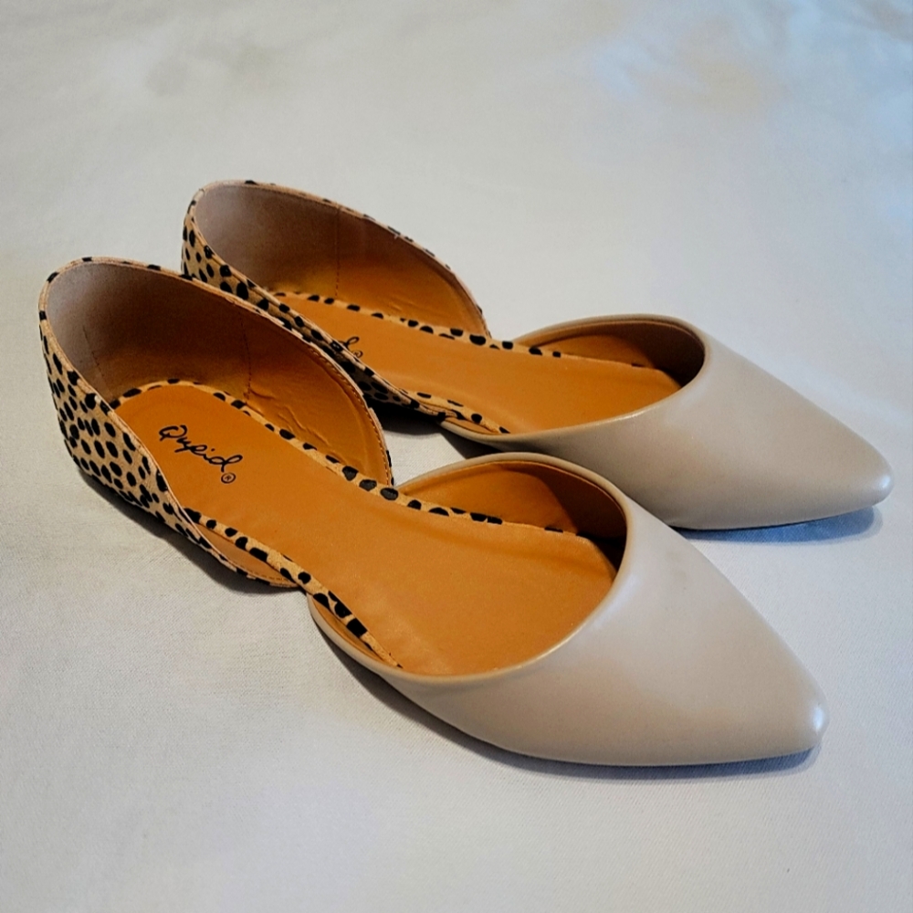 Qupid trendy flats never worn